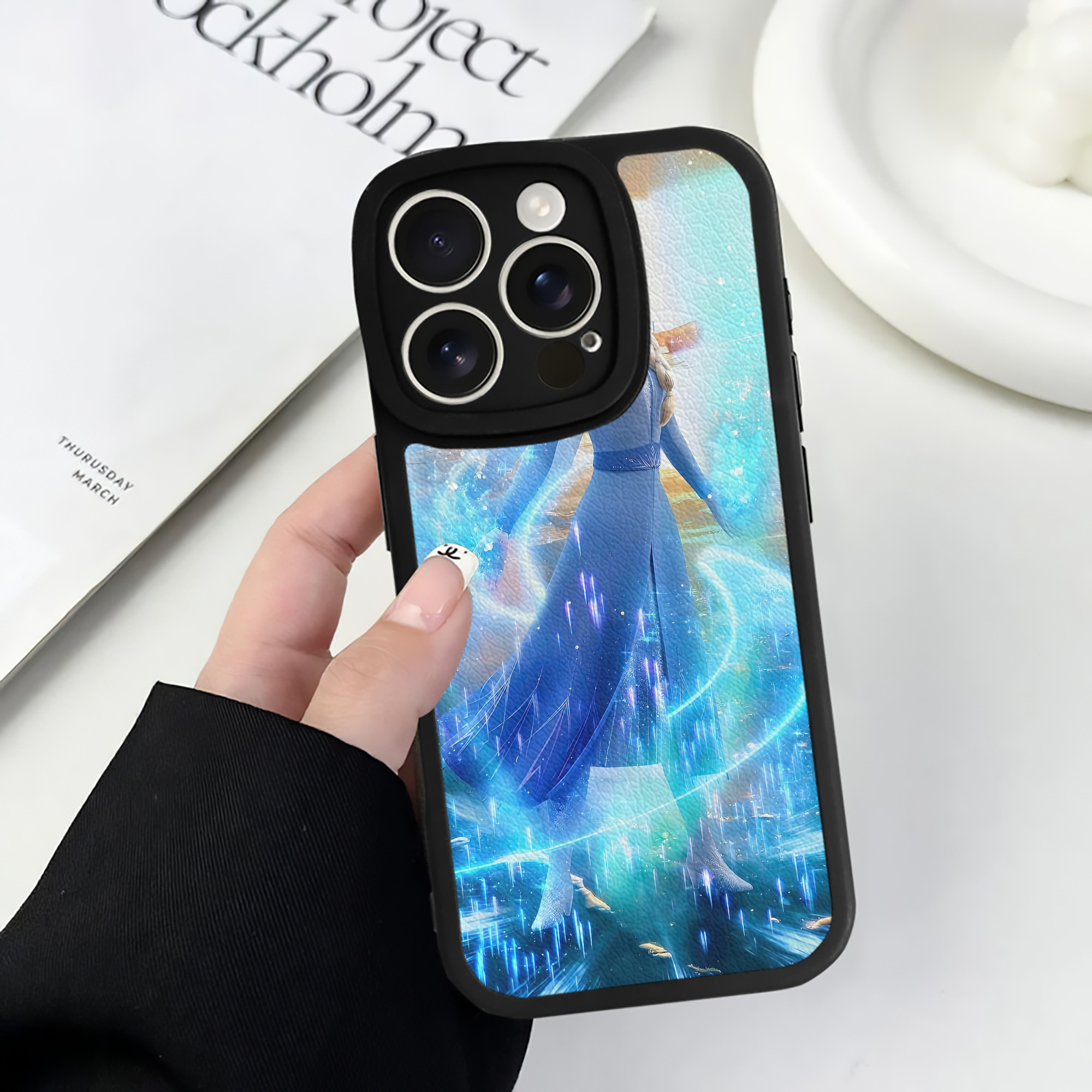 （画像用） アナと雪の女王 アンナ エルサ Frozen Anna Elsa 【iPhone 16シリーズ対応】シリコンスマホケース（レザー調） 材質：シリコン